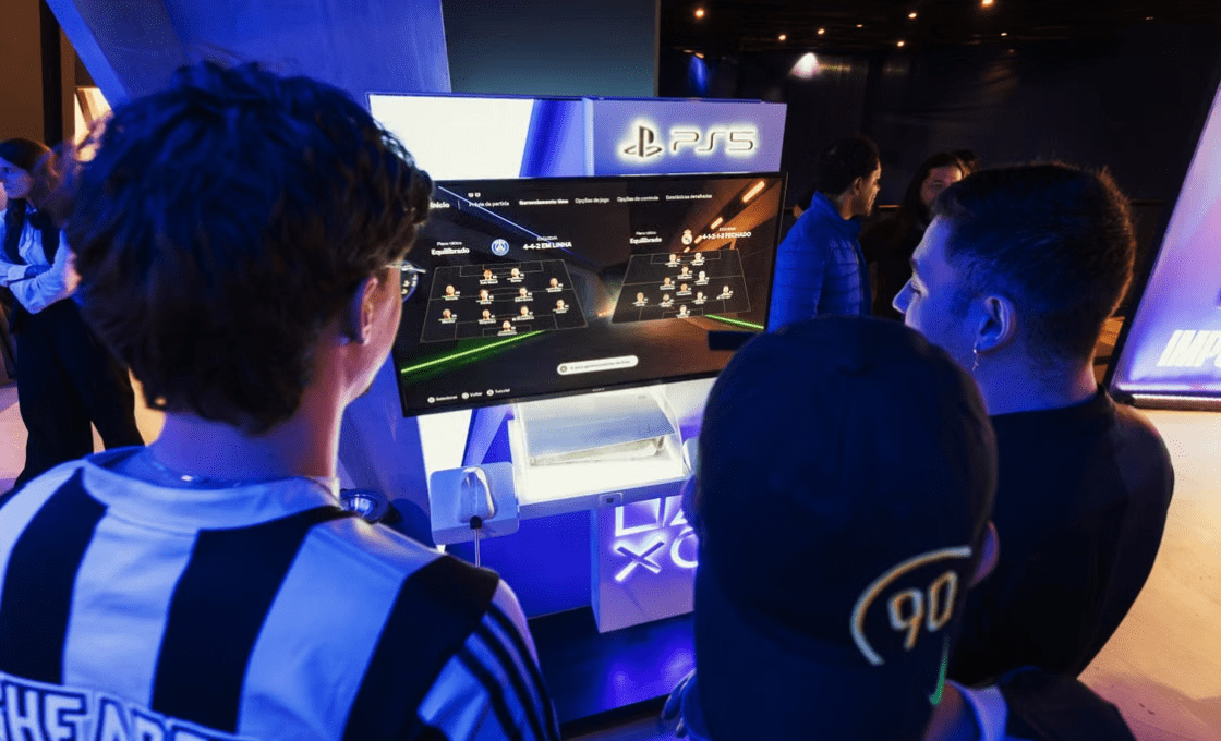 Football fans trying out the FIFA World Cup: Launch Edition
